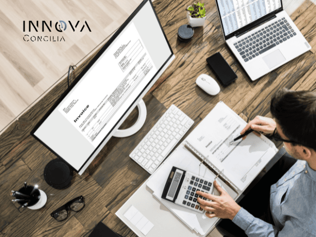 ejecutivos frente a la computadora conciliando información